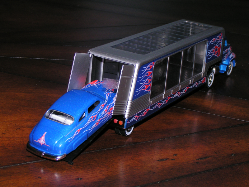 Illustration for article titled Hot Sixty 4th: M2 Ford C-500 COE and Custom trailer